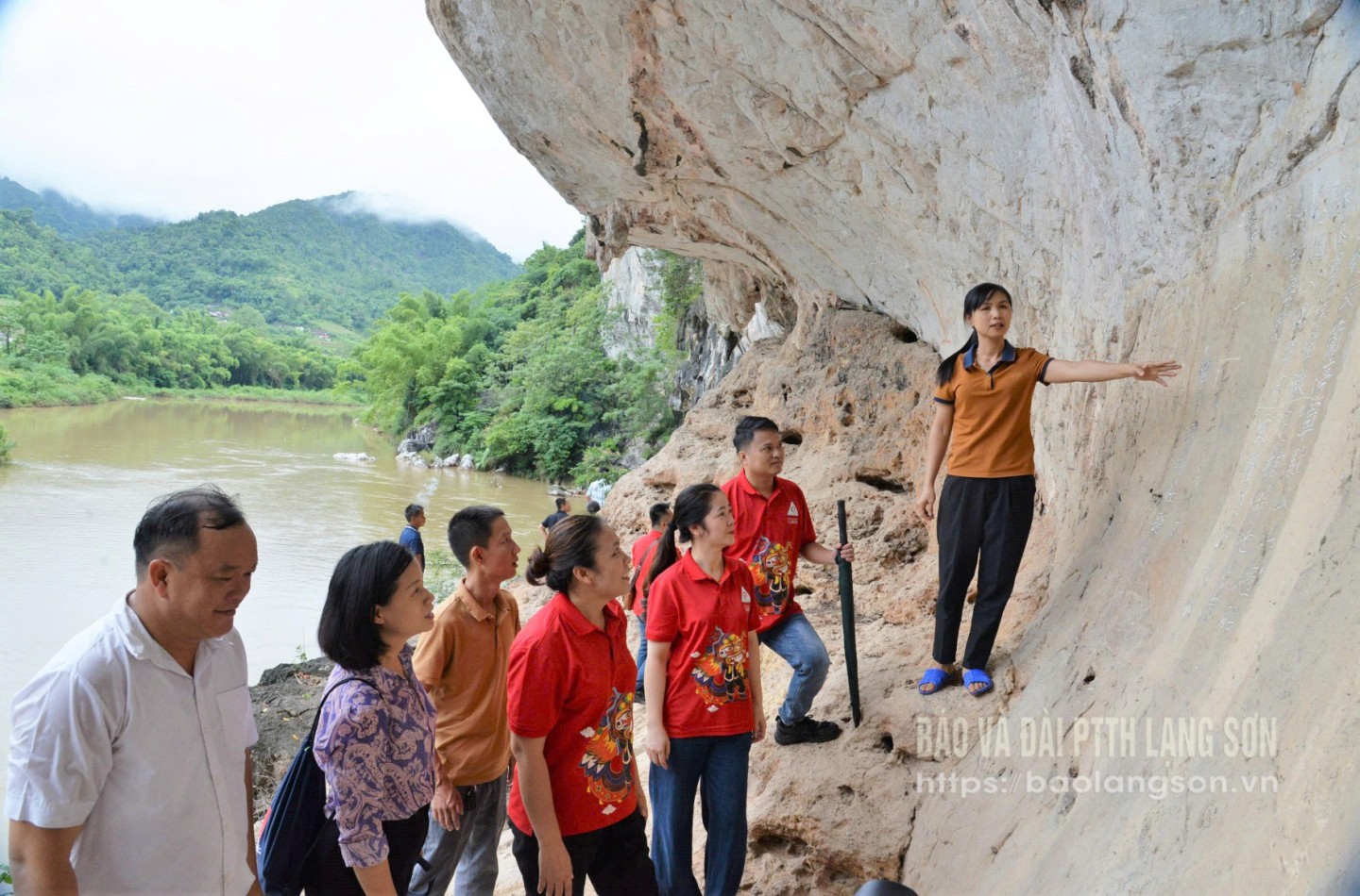 Các thành viên đoàn công tác của Phòng Quản lý Công viên địa chất Lạng Sơn (Trung tâm Xúc tiến Đầu tư, Thương mại và Du lịch) khảo sát văn bia bài thơ của Đốc trấn Ngô Thì Sỹ khắc trên vách đá tại xã Khánh Khê