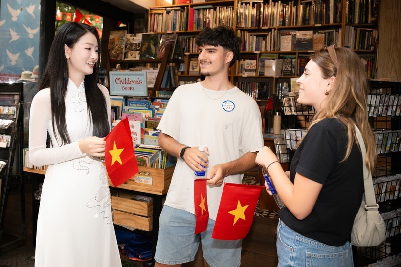 四月底，国际游客前往胡志明市旅游时收到金星红旗。图自Vietnam+
