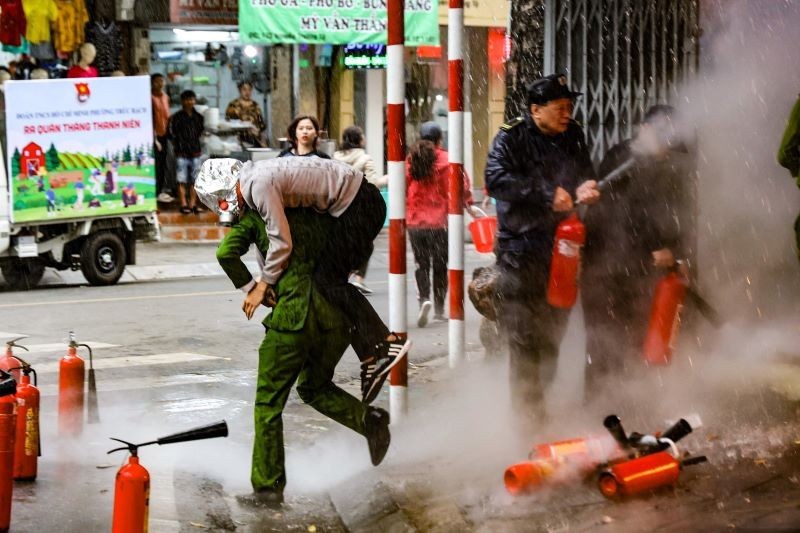 Lực lượng Cảnh sát Phòng cháy, chữa cháy và cứu nạn, cứu hộ - Công an thành phố Hà Nội sẵn sàng hy sinh để cứu tính mạng của người dân. (Ảnh: Phú Khánh)