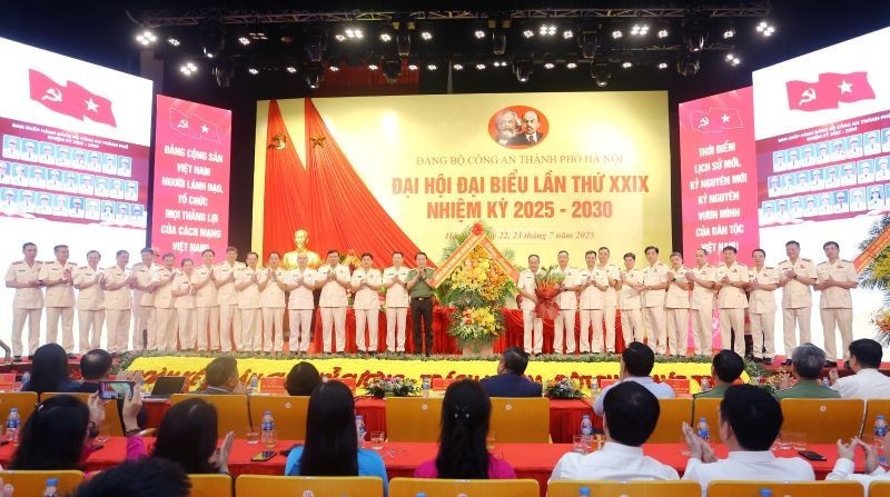 Đại tướng Lương Tam Quang, Ủy viên Bộ Chính trị, Bí thư Đảng ủy Công an Trung ương, Bộ trưởng Bộ Công an chúc mừng Ban Chấp hành Đảng bộ Công an thành phố Hà Nội lần thứ XXIX, nhiệm kỳ 2025-2030. (Ảnh: Lam Thanh)