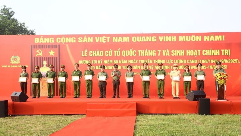 Lễ chào cờ Tổ quốc tháng 7/2025 và sinh hoạt chính trị của các đơn vị thuộc Công an Thành phố Hà Nội. (Ảnh: Lam Thanh)