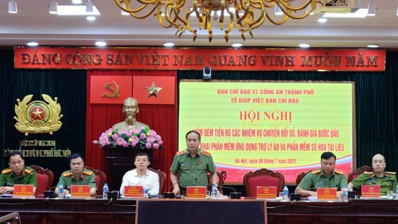 Trung tướng Nguyễn Thanh Tùng, Ủy viên Ban Thường vụ Thành ủy, Bí thư Đảng ủy, Giám đốc Công an thành phố Hà Nội quyết liệt trong chỉ đạo triển khai chuyển đổi số trong toàn lực lượng Công an Thủ đô. (Ảnh: Lam Thanh)