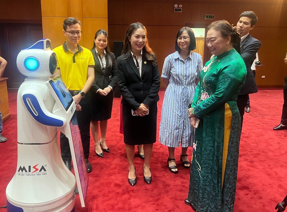 Các đại biểu trải nghiệm các tính năng nổi bật của Cổng thông tin thuế hỗ trợ doanh nhân. (Ảnh: MINH PHƯƠNG)