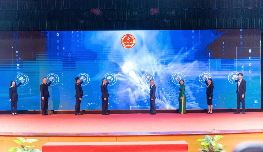 Đại diện lãnh đạo Cục Thuế, Công ty Cổ phần MISA và các vị đại biểu bấm nút ra mắt Cổng thông tin thuế hỗ trợ doanh nhân.