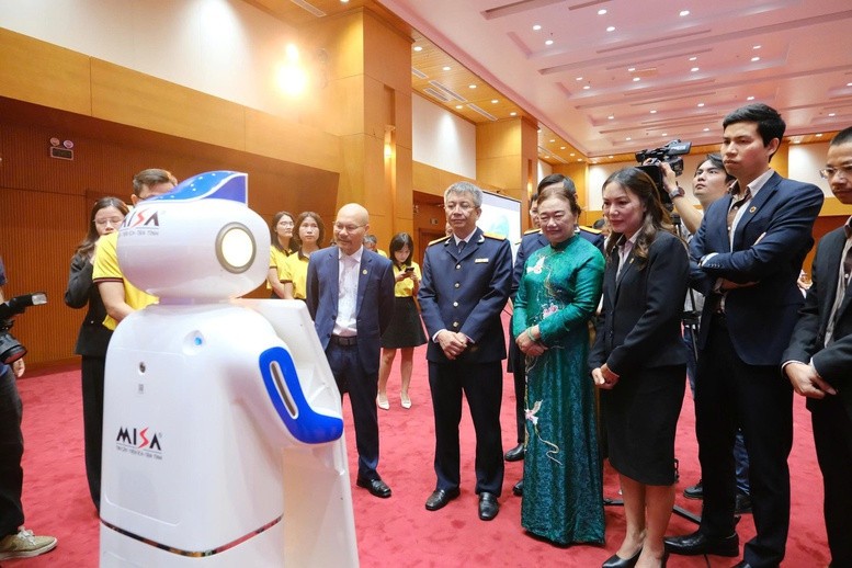 Các đại biểu trải nghiệm tương tác với robot trả lời, tư vấn tự động về thuế - Ảnh: VGP/HT