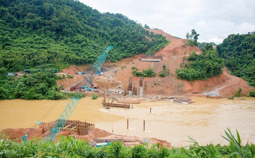  Bất chấp mưa lũ và đường công vụ hiểm trở, thời gian qua lực lượng thi công vẫn nỗ lực đưa các hạng mục về đích đúng tiến độ.