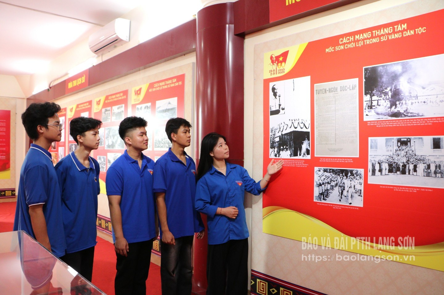 Đoàn viên thanh niên phường Lương Văn Tri tìm hiểu lịch sử về Cách mạng Tháng Tám qua các tư liệu và hình ảnh được trưng bày  tại Bảo tàng tỉnh 