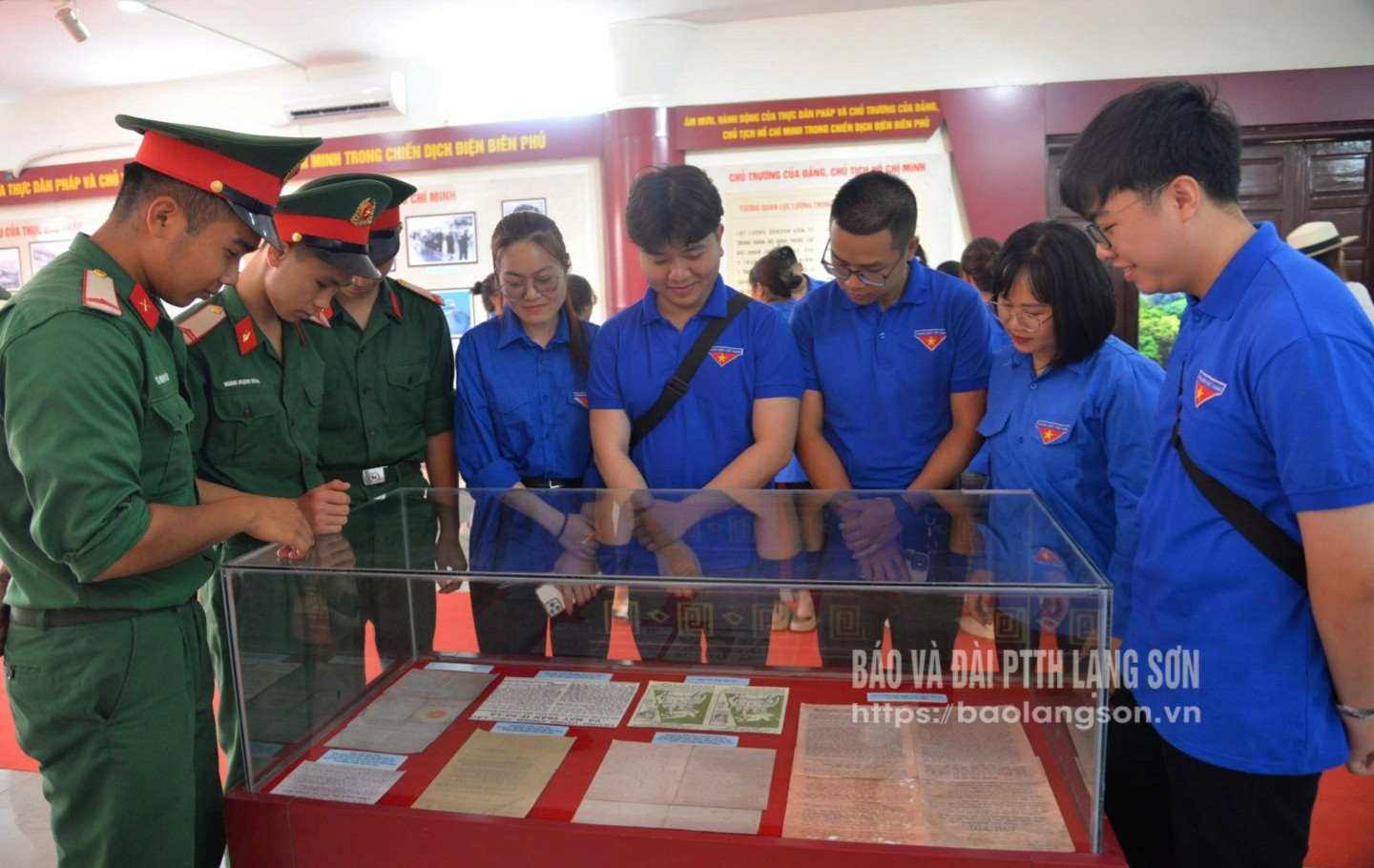 Chiến sĩ Bộ Chỉ huy Quân sự tỉnh và các đoàn viên thanh niên  tham quan, tìm hiểu các hiện vật thời kỳ kháng chiến chống pháp tại Bảo tàng tỉnh - Ảnh: LA MAI