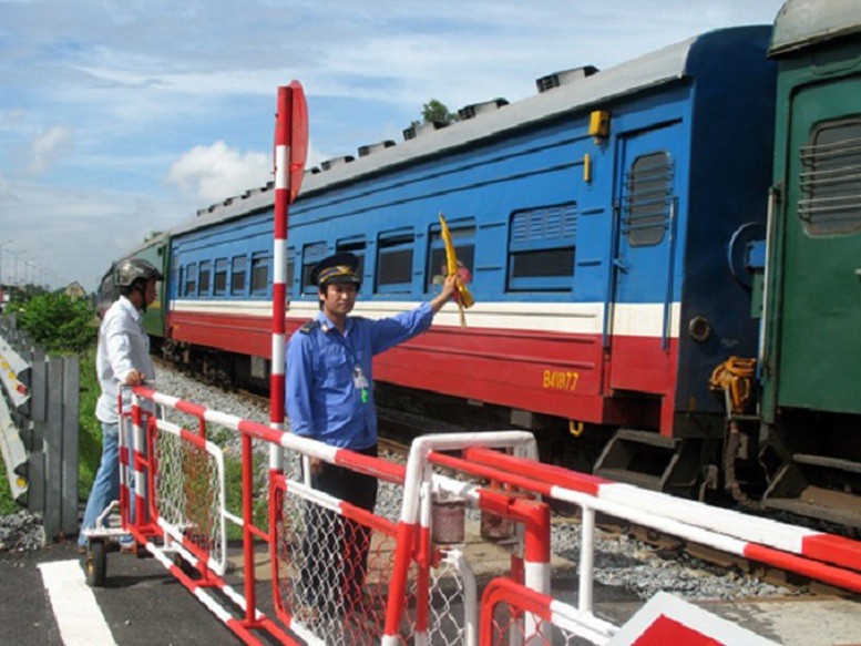 Cần nghiên cứu ứng dụng khoa học kỹ thuật trong việc quản lý, điều hành chạy tàu, cảnh báo tự động tại các đường ngang, các lối đi tự mở.