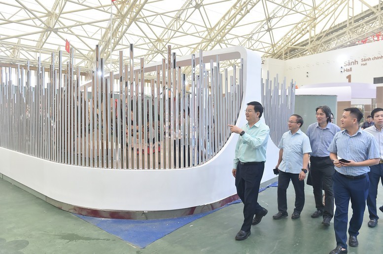 Phó Thủ tướng Mai Văn Chính kiểm tra tiến độ các gian trưng bày thi công tại Trung tâm Triển lãm Việt Nam chiều 18/8 - Ảnh: VGP/Giang Thanh