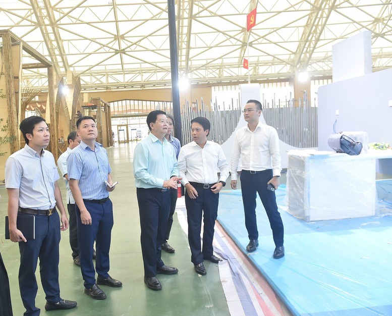 Phó Thủ tướng tham quan gian trưng bày của Ngân hàng Nhà nước.