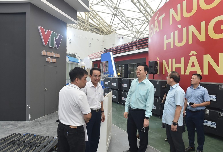 Phó Thủ tướng tham quan gian trưng bày của VTV.