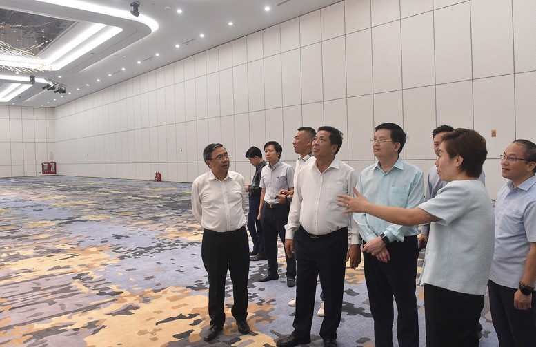 Phó Thủ tướng Mai Văn Chính và Bộ trưởng Bộ Xây dựng Trần Hồng Minh tham quan khu nhà tổ chức hội nghị, hội thảo - Ảnh: VGP/Giang Thanh