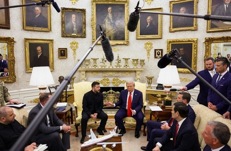 Ông Trump hội đàm với ông Zelensky tại Phòng Bầu dục với sự hiện diện của giới truyền thông - Ảnh: REUTERS