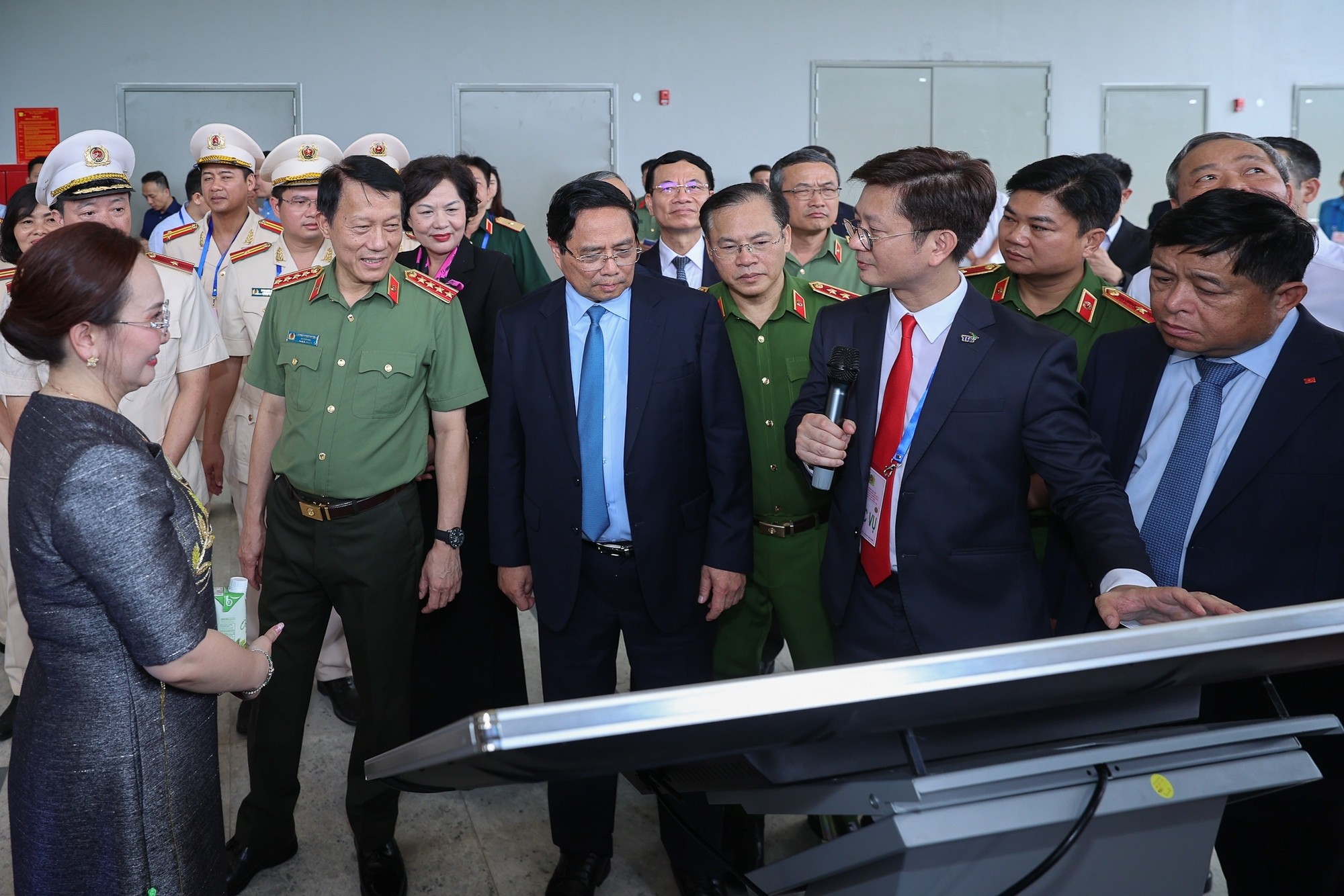 Thủ tướng và các đại biểu nghe giới thiệu về 21 nền tảng, sản phẩm số, tiện ích cốt lõi được phát triển để hướng tại xây dựng 