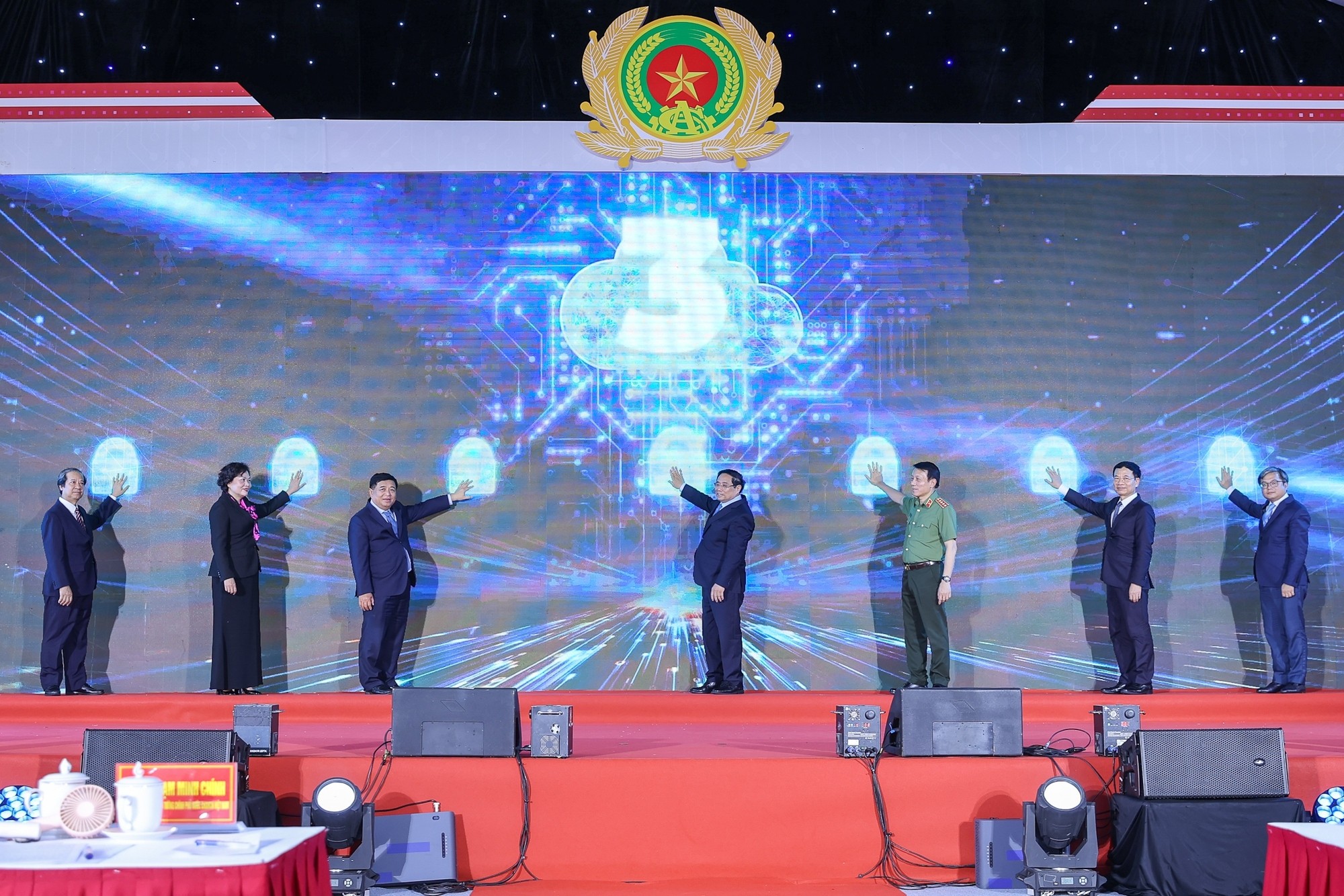Thủ tướng và các đại biểu ấn nút khai trương Trung tâm dữ liệu quốc gia số 1. (Ảnh: VGP)