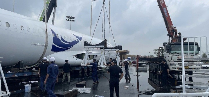 Máy bay A320 được vận chuyển đến triển lãm. (Ảnh: Cục Hàng không)