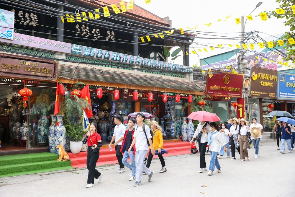 Khách du lịch tham quan làng cổ Bát Tràng. (Ảnh: GIANG NAM)