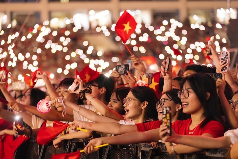 Các bạn trẻ hào hứng, say sưa trong giai điệu những ca khúc ca ngợi tình yêu quê hương, đất nước trong Chương trình nghệ thuật chính luận Tổ quốc trong tim. (Ảnh: PHƯƠNG ANH)