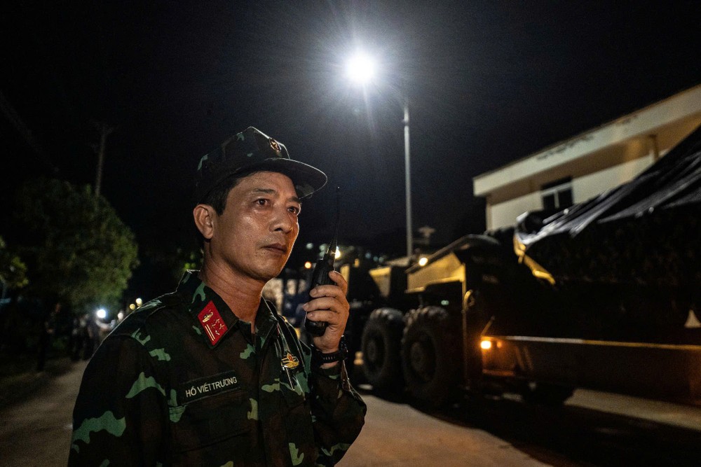 Đại tá Hồ Viết Trương, Phó Tư lệnh, Tham mưu trưởng Binh chủng Tăng thiết giáp kiểm tra công tác chuẩn bị của lực lượng tăng thiết giáp trước khi cơ động.