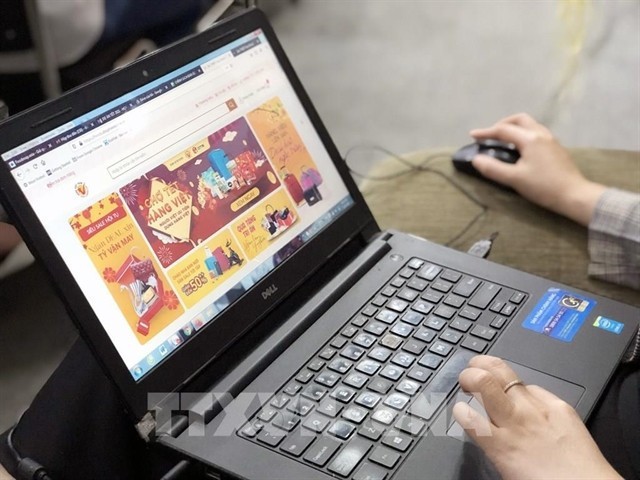A customer browsing an e-commerce platform. (Photo: VNA)