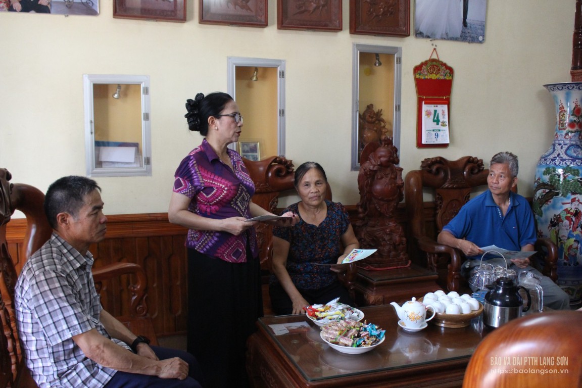 Thành viên Tổ hòa giải khối Tân Lập, phường Đông Kinh tuyên truyền pháp luật đến người dân