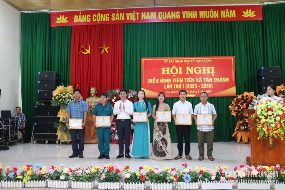 Các tập thể nhận giấy khen của Chủ tịch UBND xã tại hội nghị