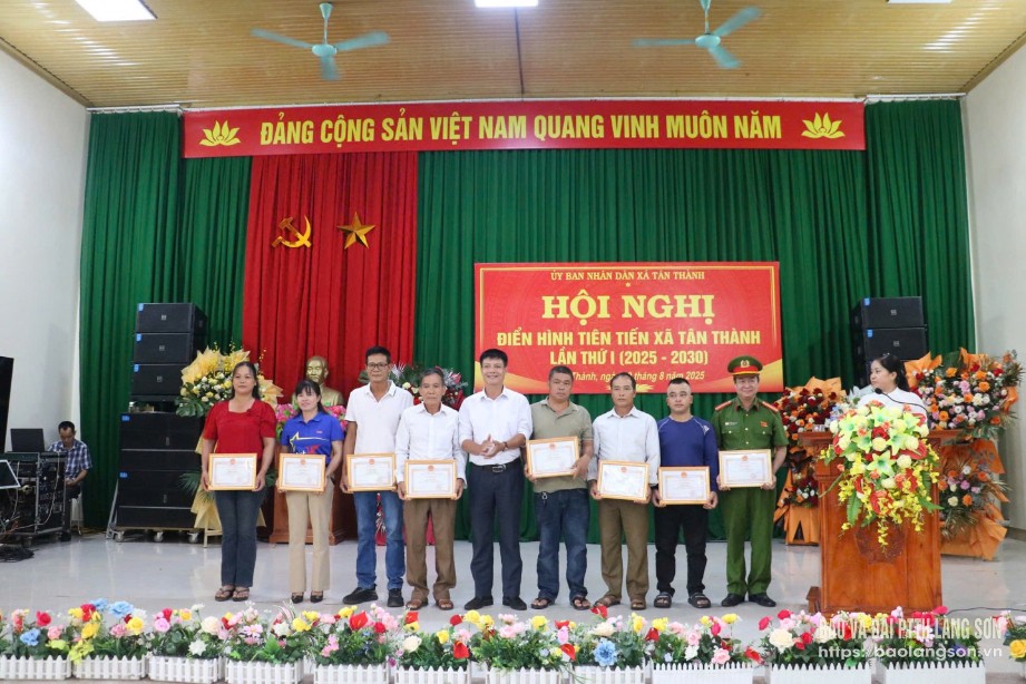 Các cá nhân nhận giấy khen của Chủ tịch UBND xã Tân Thành tại hội nghị