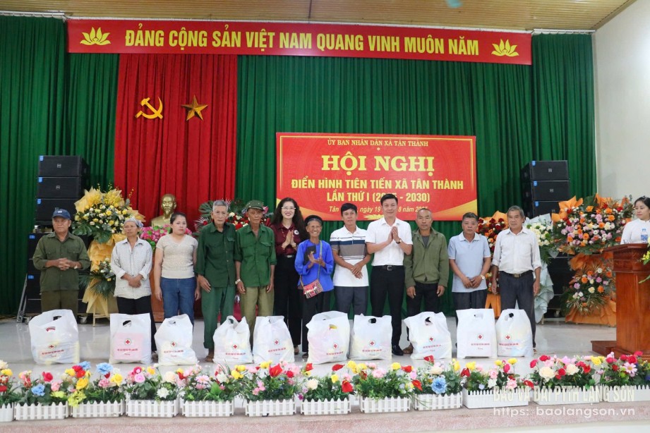 Lãnh đạo Hội Chữ thập đỏ tỉnh và Bí thư Đảng uỷ xã trao quà cho các gia đình chính sách, hộ có hoàn cảnh khó khăn trên địa bàn xã