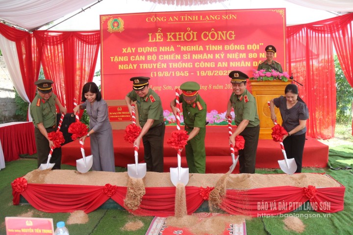 Đại diện lãnh đạo Bộ Công an, lãnh đạo Công an tỉnh, lãnh đạo phường Kỳ Lừa và thiếu tá Hà Văn Sân thực hiện nghi thức động thổ xây nhà tình nghĩa
