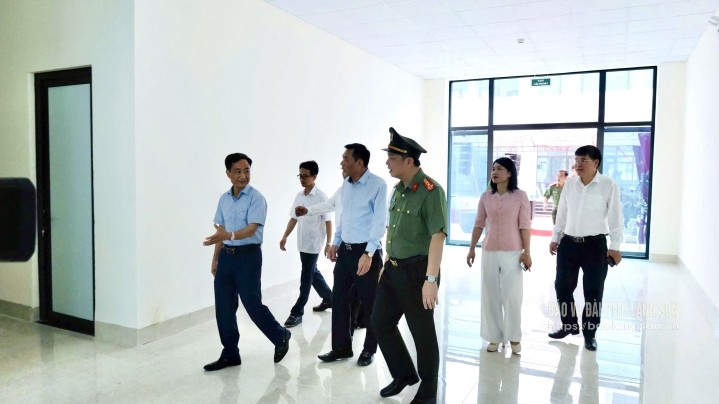 Các đại biểu tham quan công trình nhà ở doanh trại Công an tỉnh