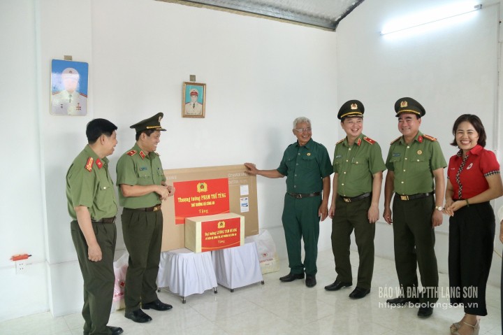Các đại biểu tham quan ngôi nhà mới xây tặng ông Hoàng Văn Đáo, xã Vũ Lăng là cựu Công an Nhân dân