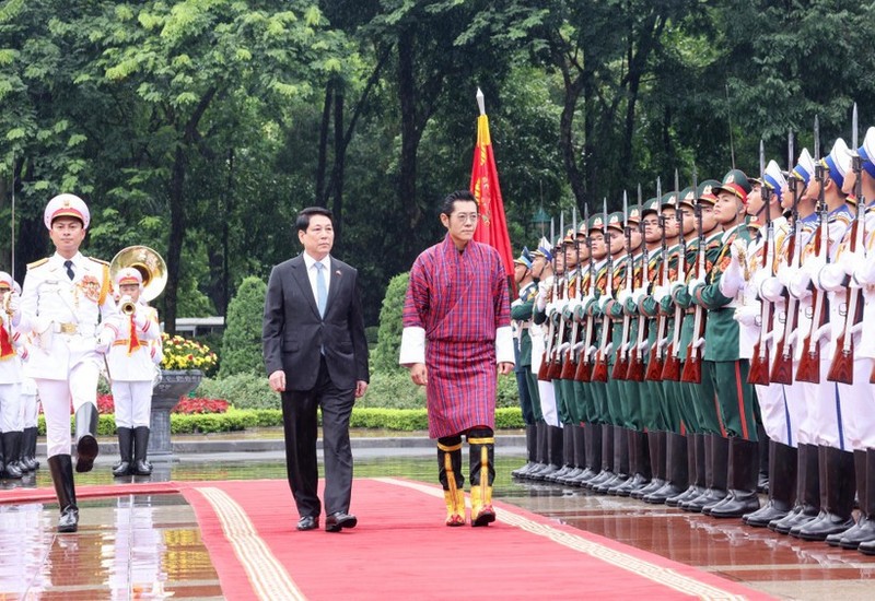 State President Luong Cuong and King Jigme Khesar Namgyel Wangchuck of Bhutan review the guard of honour in Ha Noi on August 19. (Photo: VNA)