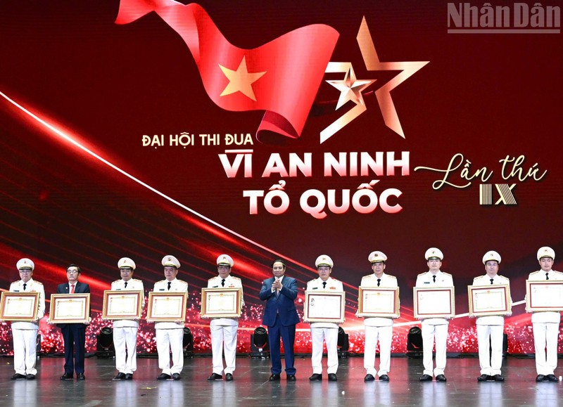 Prime Minister Pham Minh Chinh presents the title of Hero of the People’s Armed Forces and the first-class Fatherland Protection Order to collectives and individuals with outstanding achievements. (Photo: NDO)