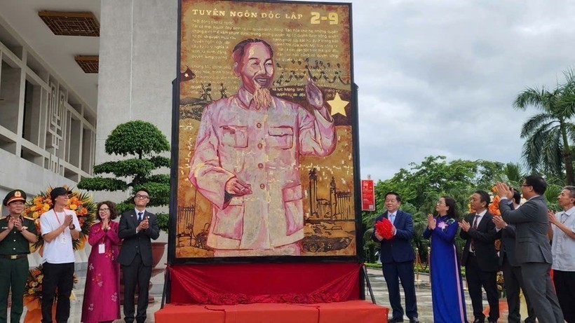 A large-scale lacquer painting feature President Ho Chi Minh portrait (Photo: VNA)