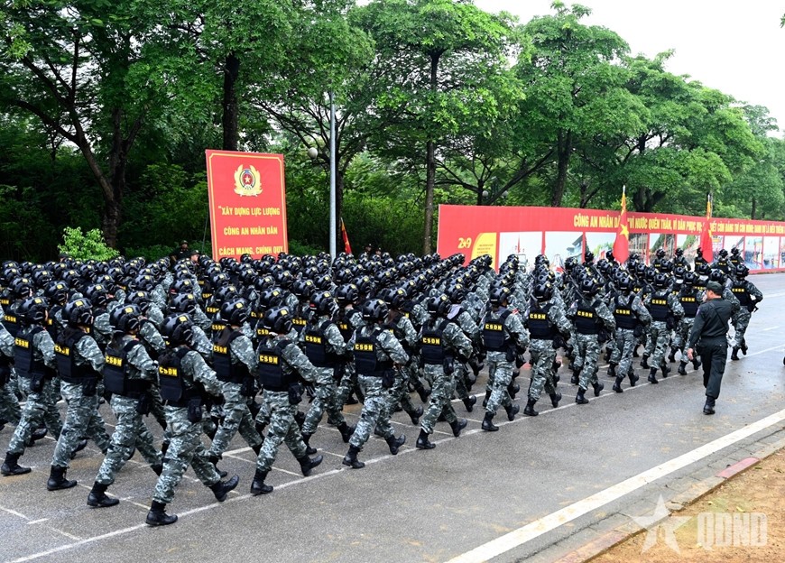 Dù thời tiết những ngày trung tuần tháng Tám tại Hà Nội thường xuất hiện mưa, song cán bộ, chiến sĩ các khối diễu binh, diễu hành Công an nhân dân vẫn luyện tập bảo đảm thời gian.