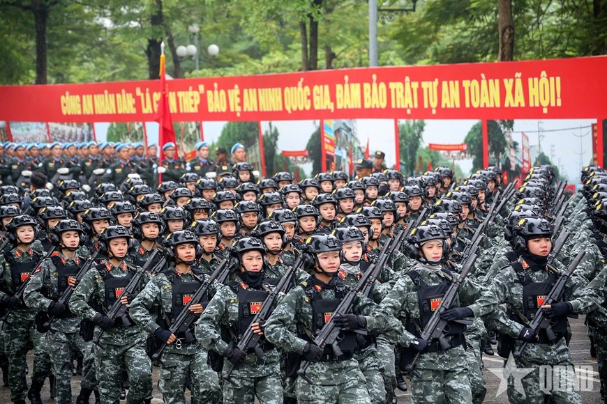 Tại Đại học Quốc gia Hà Nội, khối nữ chiến sĩ cảnh sát đặc nhiệm luyện tập chăm chỉ dưới mưa.