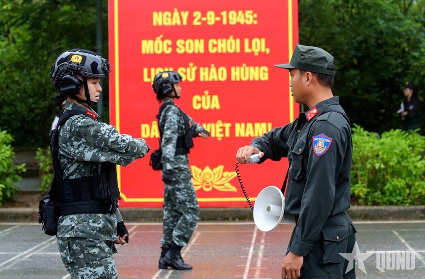  Từng động tác nhỏ được căn chỉnh để khi thực hành bảo đảm đều, mạnh, đẹp.