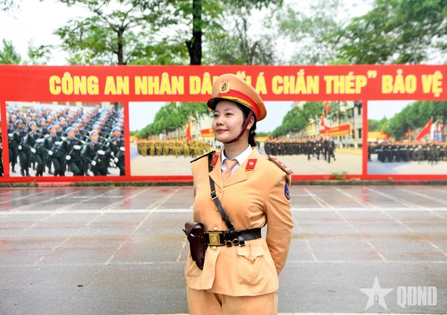  Đồng chí Lê Nguyễn Ngọc Hân, từng tham gia diễu binh, diễu hành trong Lễ kỷ niệm 50 năm Ngày giải phóng miền Nam, thống nhất đất nước chia sẻ luôn sẵn sàng hỗ trợ, động viên đồng đội trong quá luyện tập. Lần thứ hai được đứng trong hàng ngũ danh dự, Hân khẳng định sẽ hoàn thành xuất sắc nhiệm vụ sắp tới.