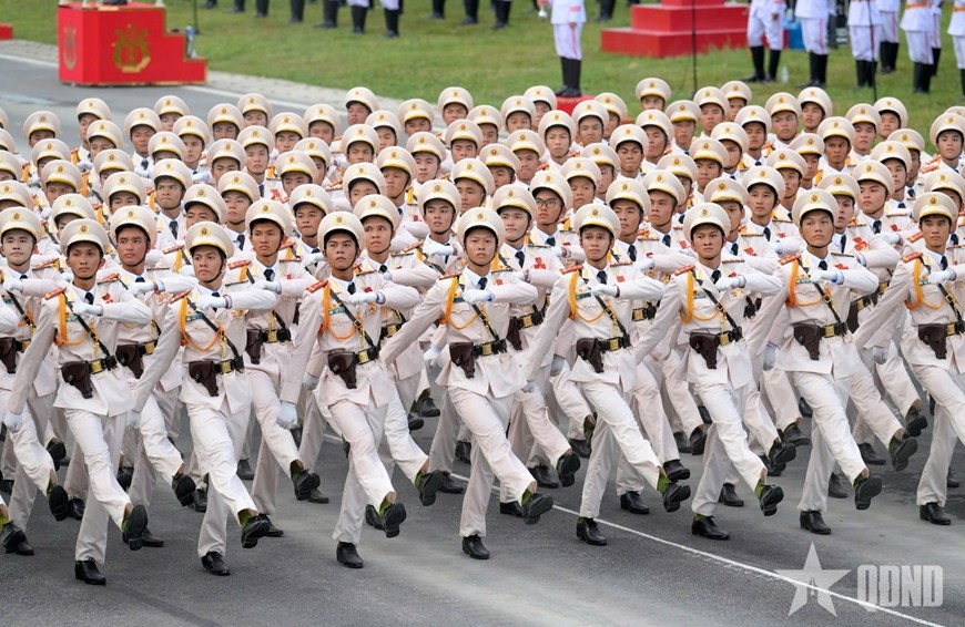 Khối nam sĩ quan cảnh vệ đại diện lực lượng có chức năng bảo đảm an toàn tuyệt đối cho lãnh đạo Đảng và Nhà nước, khách quốc tế, các khu vực trọng yếu và sự kiện quan trọng. 