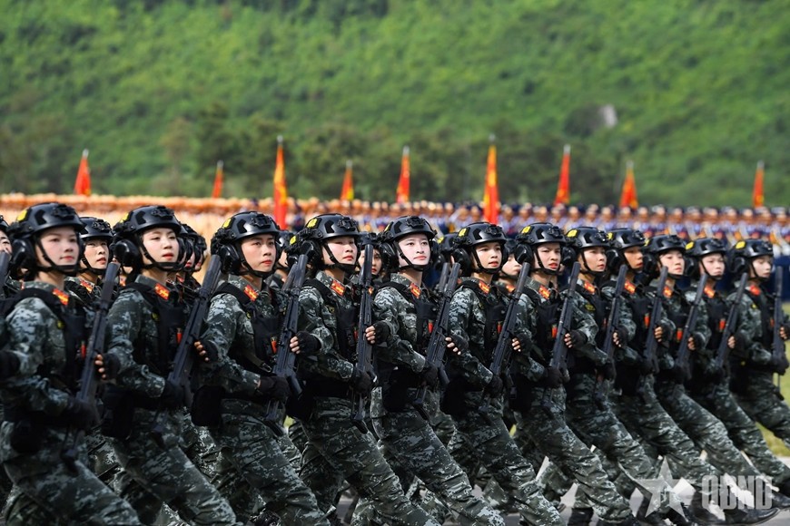  Khối nữ chiến sĩ cảnh sát đặc nhiệm với vũ khí, trang bị hiện đại, khuôn dung tươi tắn.