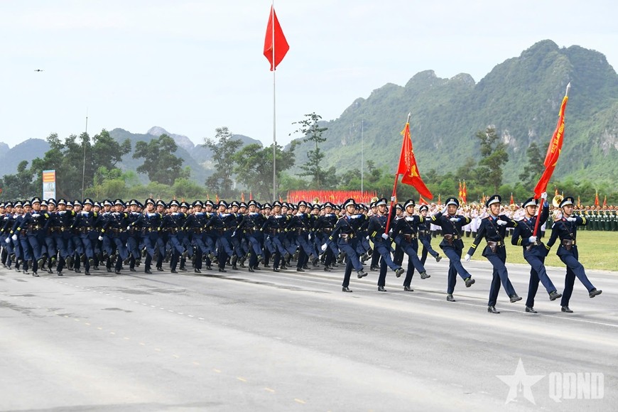  Khối nam sĩ quan không quân Công an nhân dân - đại diện lực lượng thực hiện nhiệm vụ quản lý, điều hành hoạt động bay phục vụ huấn luyện và đấu tranh phòng, chống các loại tội phạm, tham gia tìm kiếm cứu nạn.
