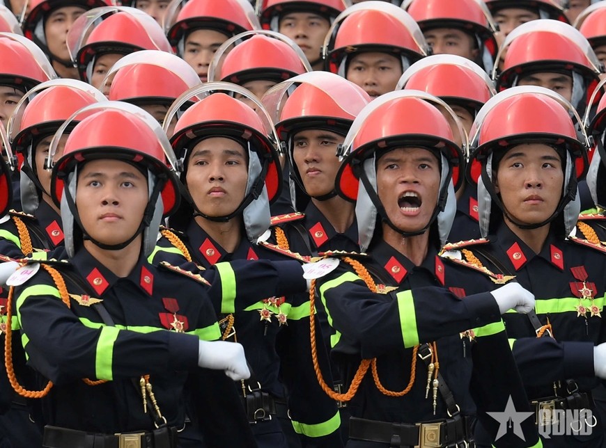Khối nam sĩ quan cảnh sát phòng cháy, chữa cháy - lực lượng luôn sẵn sàng khắc phục khó khăn, gian khổ, dũng cảm chiến đấu, hy sinh, lập nhiều chiến công xuất sắc trên trận tuyến chiến đấu với “giặc lửa”.