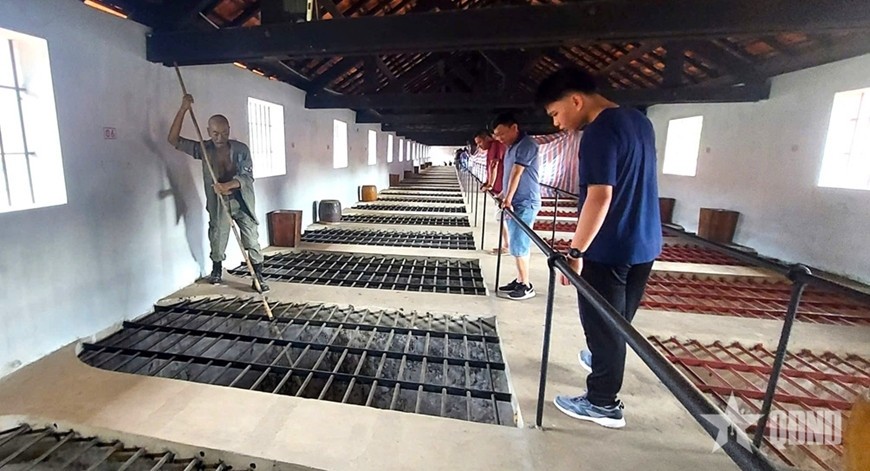 Khách tham quan tìm hiểu về 