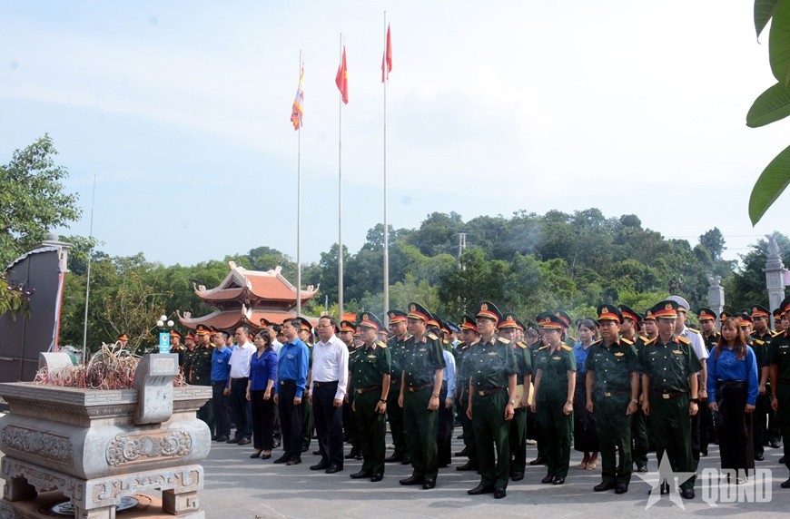  Đoàn công tác Tổng cục Chính trị Quân đội nhân dân Việt Nam và các đại biểu dâng hương tưởng nhớ Chủ tịch Hồ Chí Minh và các bậc tiền bối cách mạng tại Khu di tích Quốc gia đặc biệt Tân Trào.