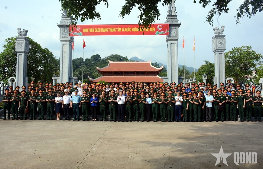 Lãnh đạo Tổng cục Chính trị và các đại biểu tại Nhà tưởng niệm Chủ tịch Hồ Chí Minh và các bậc tiền bối cách mạng. 