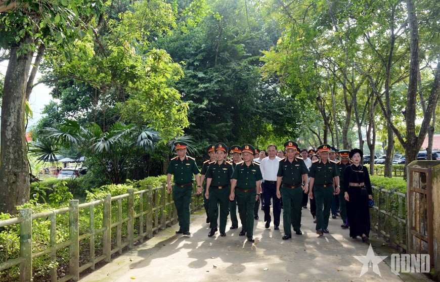 Đoàn công tác đi tham quan các địa danh lịch sử tại Khu di tích Quốc gia đặc biệt Tân Trào. 