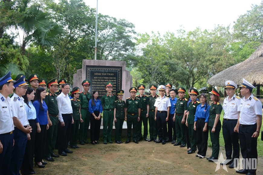  Lãnh đạo Tổng cục Chính trị Quân đội nhân dân Việt Nam và đại diện tuổi trẻ Quân đội cùng ôn lại lịch sử bên bia di tích Đình Tân Trào.
