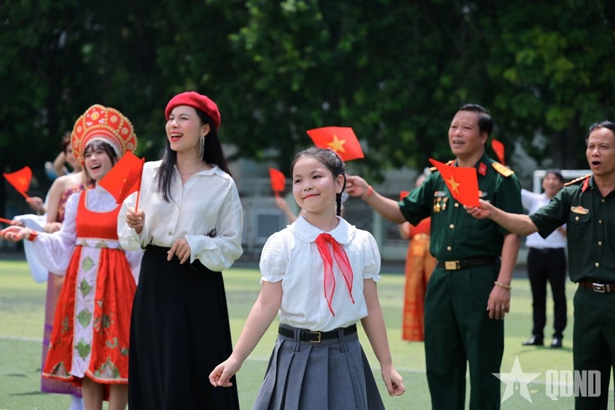 MV “Viết tiếp câu chuyện hòa bình” là lời tri ân sâu sắc gửi các thế hệ cha anh đã hy sinh vì độc lập, tự do.