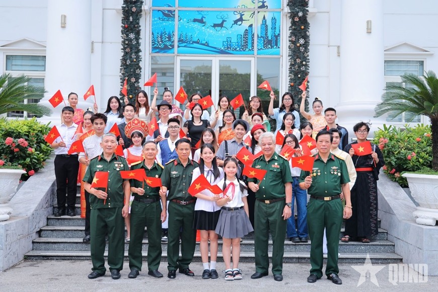  MV có sự tham gia của các cựu chiến binh, thầy cô giáo, sinh viên và học sinh.